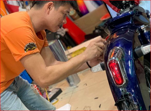 Super Cub được dán keo xe tại Hoàng Trí Racing Shop giúp xe luôn bền đẹp như mới
